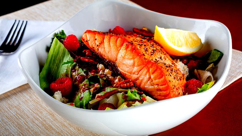 Salmon con ensalada, alimentar el cuerpo después de entrenar