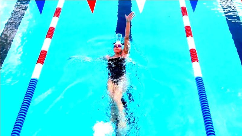 Nadadora practicando estilo y  Patada de espalda