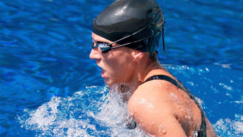 Nadadora respirando en estilo Braza (pecho)