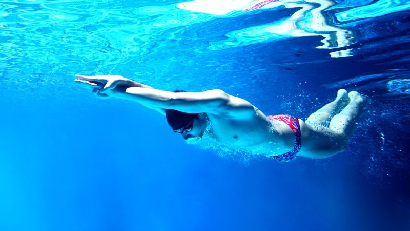La patada de delfín luego del giro de natación es dura. Hay tres factores principales que hacen que la velocidad bajo el agua sea más rápida.