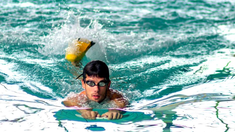 nadador entrenando con aletas de natación 