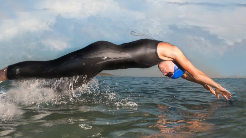 Comience la carrera con un nado de delfín si el agua es poco profunda.