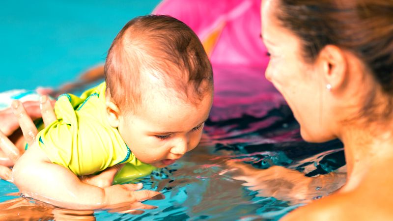 Beneficios de que naden los bebes es que es una maravillosa experiencia de unión entre padres e hijos.